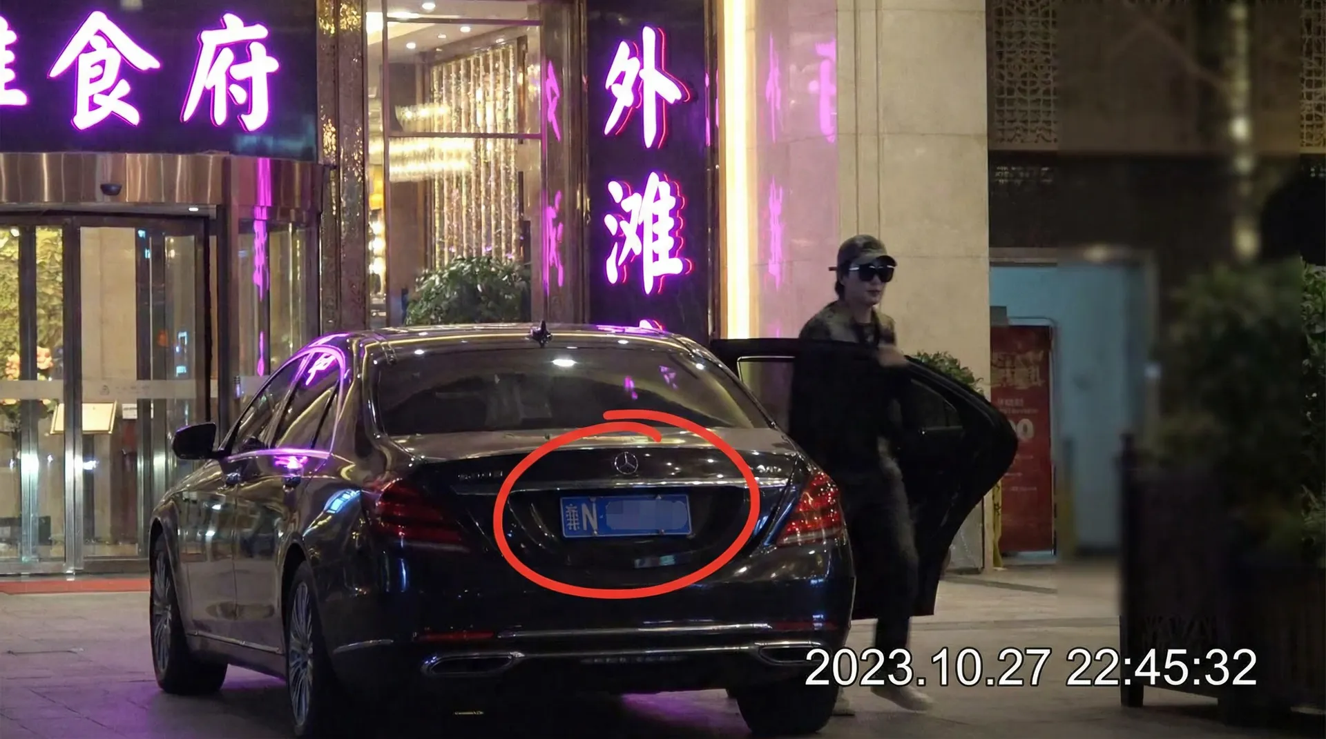 辉煌国际娱乐 - 某明星深夜现身高档餐厅被拍
